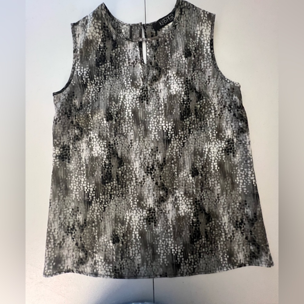 KASPER SIZE SMALL SLEEVELESS TOP W/BLACK/WHITE/GRAY PATTERNS.JEWEL KEYHOLE NECK